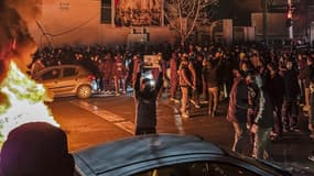 Des Iraniens se rassemblent tout en bloquant une rue lors d'une manifestation à Téhéran, en Iran, le 9 janvier 2026.