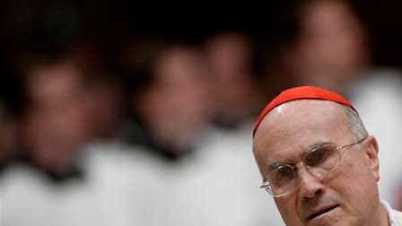 La France condamne les propos du numéro deux du Vatican, le cardinal Tarcisio Bertone, qui a établi un lien entre les affaires de pédophilie qui secouent l'Eglise catholique et l'homosexualité. /Photo prise le 1er avril 2010/REUTERS/Alessia Pierdomenico