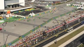 Gigantesque file d'attente à l'entrée du parc olympique de Rio