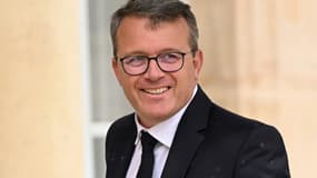 Le nouveau ministre délégué aux Transports François Durovray arrive à la première réunion du gouvernement Barnier à Paris le 23 septembre 2024