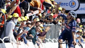 Mathieu Van der Poel célèbre sa victoire à Mûr-de-Bretagne en pointant son index vers le ciel en hommage à son grand-père Raymond Poulidor, le 27 juin 2021