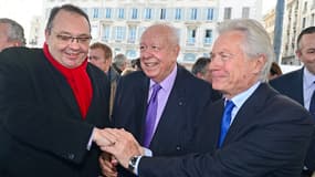 Patrick Mennucci (G) et Eugène Caselli (D) entoure l'actuel maire de Marseille, l'UMP Jean-Claude Gaudin le 2 mars 2013