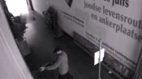 Image extraite d'une des vidéos diffusées par la police belge ce dimanche, du tireur du musée juif.