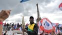 Usain Bolt porte la torche olympique à Paris, le 25 juillet 2023.
