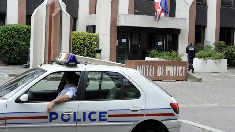 Les auteurs des coups de feu, qui n'ont pas été identifiés, ont pris la fuite à pied et à bord d'un break noir.