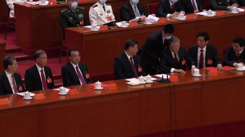 Chine: paraissant affaibli, l'ex-président Hu Jintao escorté vers la sortie lors du congrès du parti communiste chinois