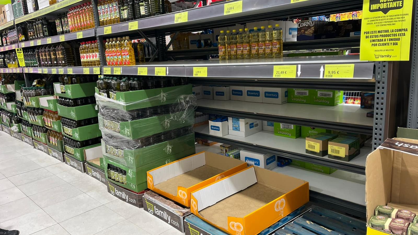 Dans ce supermarché espagnol, la vente d'huile de tournesol est limitée à une bouteille par client et par jour - Mars 2022 Dans ce supermarché espagnol, la vente d'huile de tournesol est limitée à une bouteille par client et par jour - Mars 2022