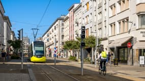La rue de Siam empruntée par le tramway, à Brest (Finistère).