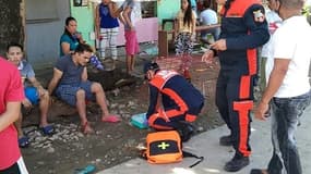 Des secouristes soignent un homme légèrement blessé après après un séisme à Cataingan, aux Philippines, le 18 août 2020