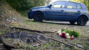 Un bouquet de fleurs en hommage aux victimes, sur le lieux de la tuerie de Chevaline, près d'Annecy (est de la France), où quatre personnes ont été tuées le 5 septembre 2012

