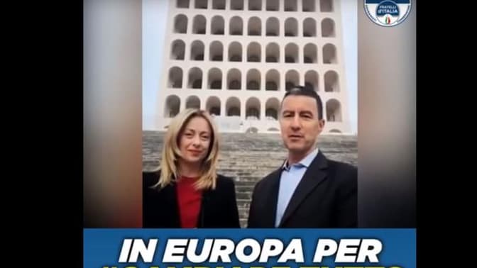 Giorgia Meloni et Caio Giulio Cesare Mussolini sur une affiche de campagne.