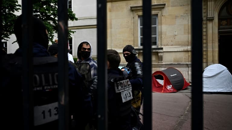 Des policiers procèdent à l'évacuation de militants propalestiniens qui occupaient des locaux de l'école normale supérieure (ENS), le 26 mai 2024 à Paris  