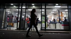 Une femme marche dans la rue à Paris (illustration)