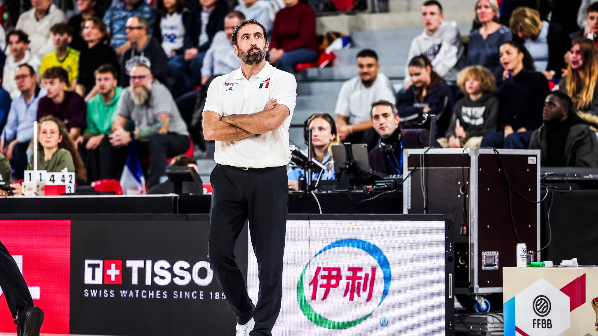 https://images.bfmtv.com/l8Xf8ebhT5dBQB8ntcbS80z4gSk=/0x39:2048x1191/images/Frederic-Fauthoux-sur-le-banc-de-l-equipe-de-France-le-28-novembre-2025-2192390.jpg