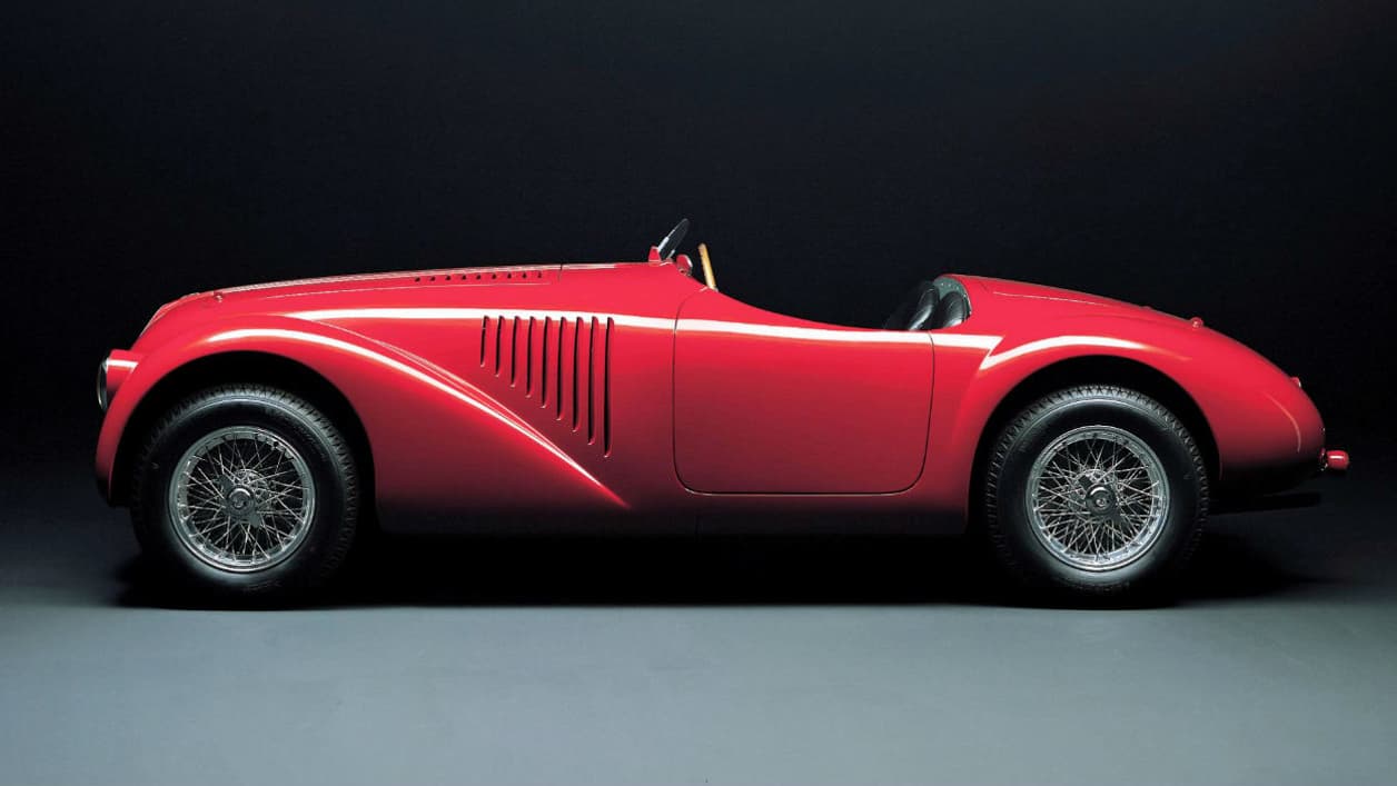 Sous le capot, un V12, qui deviendra le grand classique de Ferrari. Légèreté, performance, le cahier des charges qui anime Ferrari depuis 70 ans se met en place à cette époque.