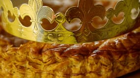 Une galette des rois, accompagnée d'une couronne (photo d'illustration).