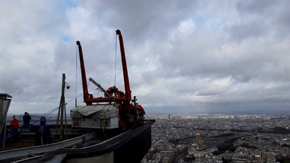 Les pompiers ont ramené la nacelle en haut de la tour Montparnasse. Les pompiers ont ramené la nacelle en haut de la tour Montparnasse.