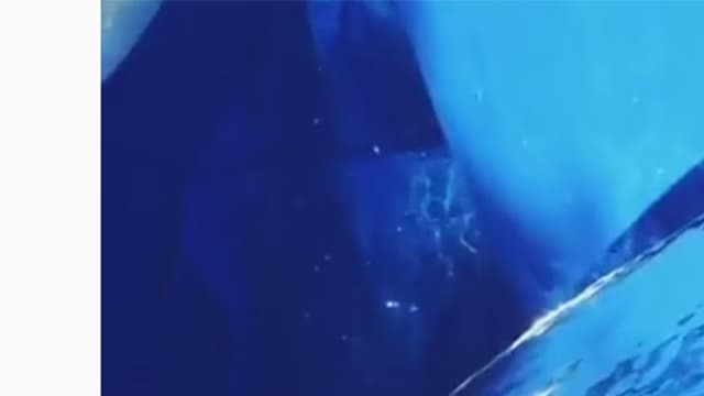 Le jet d'eau s'échappant de la piscine gonflable semble pétrifié.