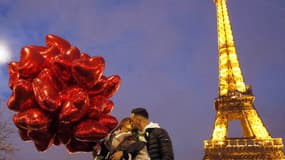 Un couple s'embrasse sous la Tour Eiffel, à Paris, le 14 février 2022 (photo d'illustration).