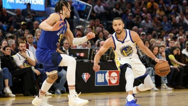 Stephen Curry des Golden State Warriors face à Aaron Gordon des Denver Nuggets en play-off NBA le 18 avril 2022 au Chase Center à San Francisco