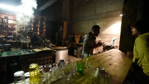 Des squatteurs, menacés d'expulsion, tiennent un restaurant "freegan" ou "déchétarien", dont le menu est concocté avec des invendus du marché de Rungis, sous le périphérique parisien, le 25 mars 2016 Des squatteurs, menacés d'expulsion, tiennent un restaurant "freegan" ou "déchétarien", dont le menu est concocté avec des invendus du marché de Rungis, sous le périphérique parisien, le 25 mars 2016