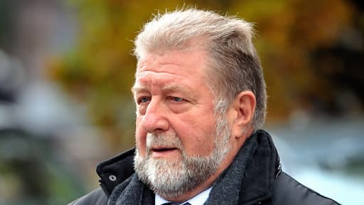 L'ancien député-maire socialiste de Liévin, Jean-Pierre Kucheida, arrive à l'hôtel de police de Douai pour être entendu dans le cadre de l’enquête, le 17 octobre 2012.