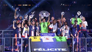 Marquinhos lève le trophée Hexagoal pour fêter le titre de champion de France 2022-2023 du PSG, le 3 juin 2023