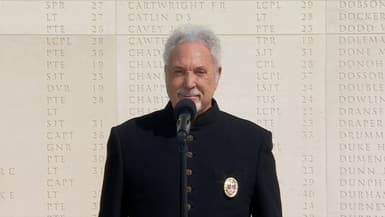 Le chanteur Tom Jones, le 6 juin 2024 à Ver-sur-mer, lors des commémorations du Débarquement. 