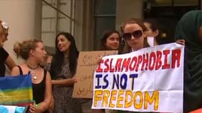 Des manifestantes rassemblées devant l'ambassade de France à Londres, jeudi 25 juillet 2016