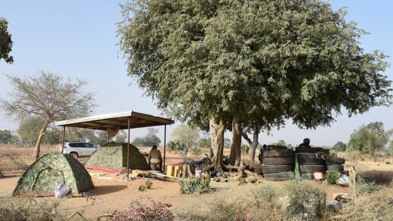 Un soldat togolais armé d'une mitrailleuse surveille la situation à Yemboate, le poste frontière du nord du Togo avec le Burkina Faso, le 17 février 2020