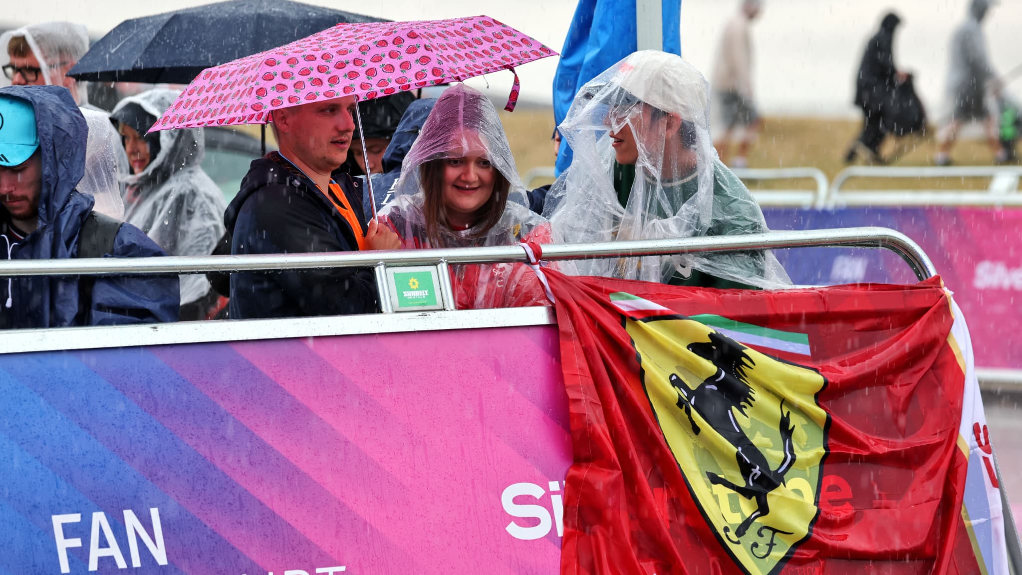 Les supporters de Ferrari sont toujours là même sous la pluie, le 6 juillet 2025.