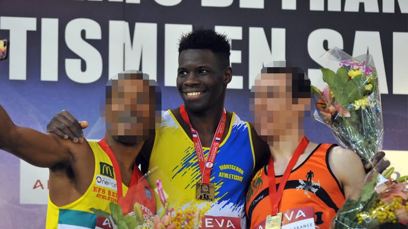 Toumany Coulibaly, au centre, lors d'une remise de prix.