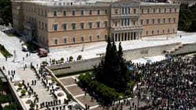 Manifestation devant le parlement grec pour dénoncer le plan d'austérité du gouvernement, dans le cadre d'une nouvelle grève de 24 heures. /Photo prise le 20 mai 2010/REUTERS/Kostas Tsironis