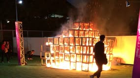 Un garçonnet de 5 ans est mort dans l'incendie d'une cage à poule, présentée lors d'un festival d'art à Tokyo. 