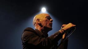 Michael Stipe, chanteur de R.E.M. Les membres du groupe de rock américain R.E.M ont décidé de se séparer après plus de trente ans de collaboration. "En tant que R.E.M et tant qu'amis et comploteurs de toujours, nous avons décidé d'en finir avec le groupe"