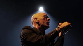Michael Stipe, chanteur de R.E.M. Les membres du groupe de rock américain R.E.M ont décidé de se séparer après plus de trente ans de collaboration. "En tant que R.E.M et tant qu'amis et comploteurs de toujours, nous avons décidé d'en finir avec le groupe"