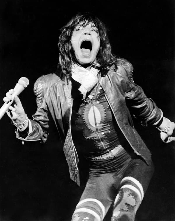 Mick Jagger en concert avec les Stones à Hertshire, en Angleterre, le 22 août 1976.