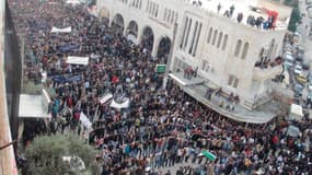 Opposants dans les rues de Kafranbel, vendredi. Trois personnes ont été tuées samedi dans les violences qui agitent la Syrie, alors même que devait expirer dans la journée l'ultimatum lancé par la Ligue arabe à Damas pour cesser le bain de sang. /Photo pr