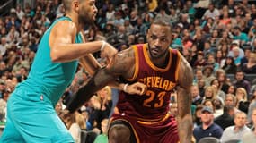 Nicolas Batum face à LeBron James