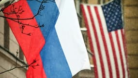 Un drapeau russe flotte à côté du bâtiment de l'ambassade des États-Unis à Moscou, le 7 décembre 2021