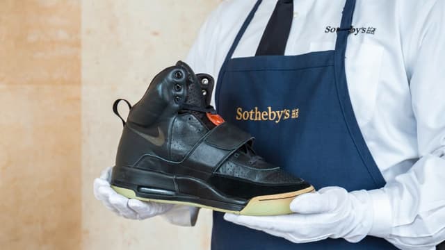 Les première baskets Yeezy portées par Kanye West lors de leur mise en vente chez Sotheby's.