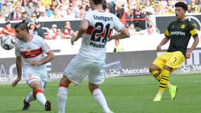 Jadon Sancho marque sous les yeux de Benjamin Pavard