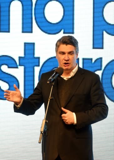 Le Premier ministre croate Zoran Milanovic, s'adresse aux militants après les premiers résultats des élections législatives qui le donne en deuxième position, le 8 novembre 2015 à Zagreb Le Premier ministre croate Zoran Milanovic, s'adresse aux militants après les premiers résultats des élections législatives qui le donne en deuxième position, le 8 novembre 2015 à Zagreb