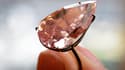 Un modèle montre le 'Unique Pink', le plus gros diamant rose vif taillé en poire jamais proposé aux enchères.