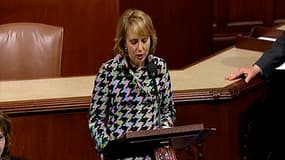 Gabrielle Giffords à la tribune du Congrès américain, jeudi. Cette parlementaire américaine, élue démocrate à la Chambre des représentants, a reçu une balle dans la tête samedi lors d'une sortie publique à Tucson dans son Etat de l'Arizona. /Image vidéo t