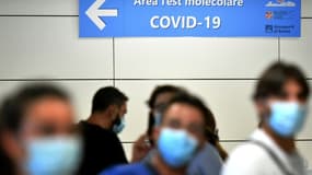 Des passagers arrivant à l'aéroport de Rome-Fiumicino font la queue pour se faire tester au Covid-19, le 16 août 2020 (photo d'illustration)