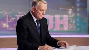 Le Premier ministre, Jean-Marc Ayrault, a déclaré mardi espérer que le Pacte pour la compétitivité allait créer "autour de 300.000 à 400.000 emplois" avec une augmentation de 0,5 point de croissance. /Photo prise le 6 novembre 2012/REUTERS/Thibault Camus/