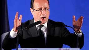 François Hollande a achevé sa campagne électorale vendredi soir à Périgueux par un tout dernier meeting, au cours duquel il a invité les Français à "tourner la page" tout en appelant à éviter "l'erreur fatale que les jeux seraient déjà faits". /Photo pris