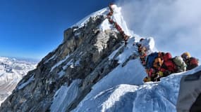 Le 22 mai 2019, les alpinistes ont dû attendre plusieurs heures avant d'atteindre le sommet de l'Everest tellement l'affluence était forte. 
