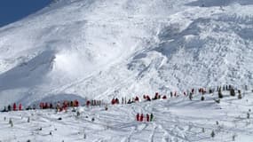 Photo fournie le 13 février 2017 par Radio Val d'Isère de secours sur le lieu d'une avalanche à Tignes